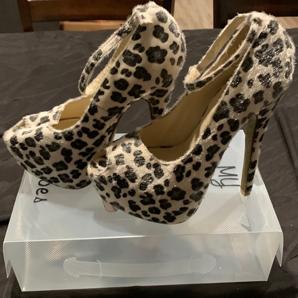 A daily shoes design. A whit and black and gray animal print. Size 8
